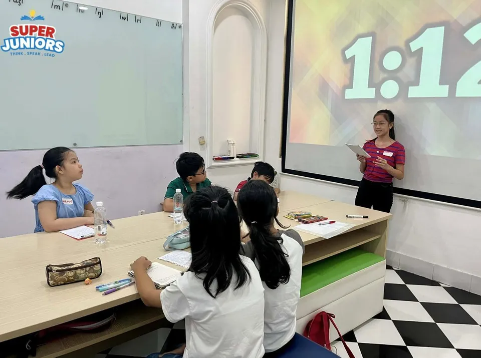 Học viên Super Juniors Academy thuyết trình trong buổi học tranh biện